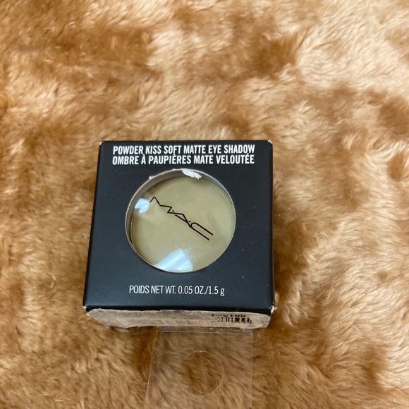 MAC POWDER KISS SOFT MATTE EYE SHADOW IN PRE-SUEDE ME - Picture 2 of 6